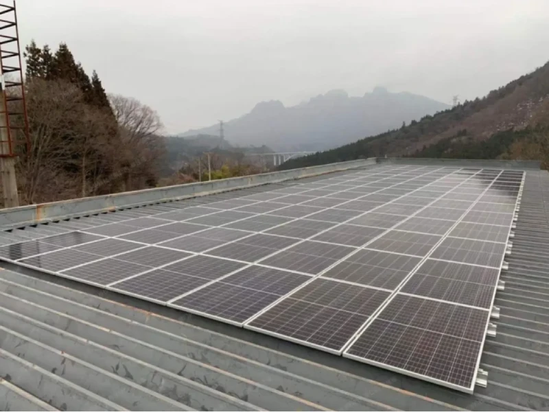 千葉県屋根設置型太陽光発電所120kW 高耐食アルミ架台施工事例