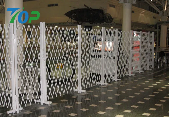 景観に馴染む茶色・緑色・白色の伸縮フェンス。周囲の環境に調和する多彩なカラー。