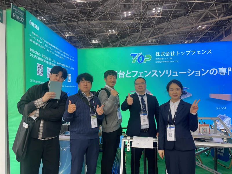 PV EXPO 2026にて日本のEPC企業様と商談を行うTOPFENCEスタッフ