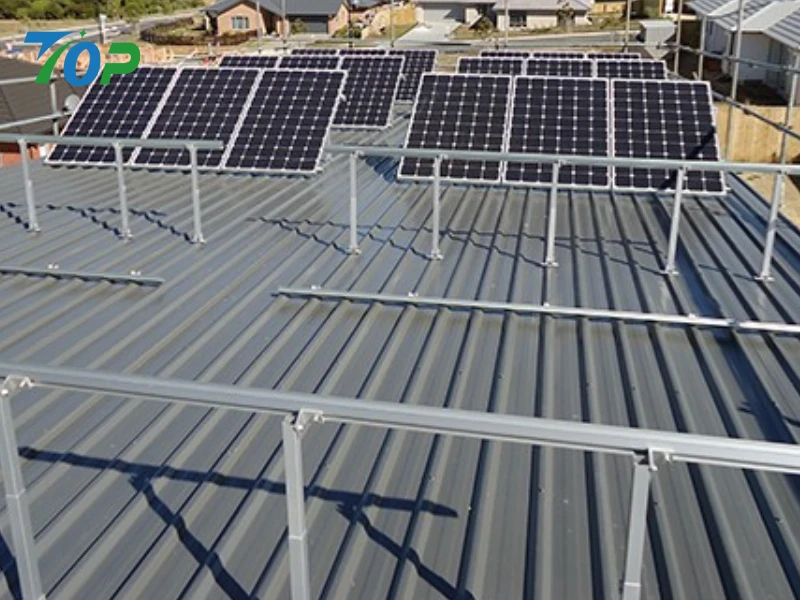 実際プロジェクトの工場彩鋼瓦屋根に設置された産業用太陽光架台とソーラーパネルの実景