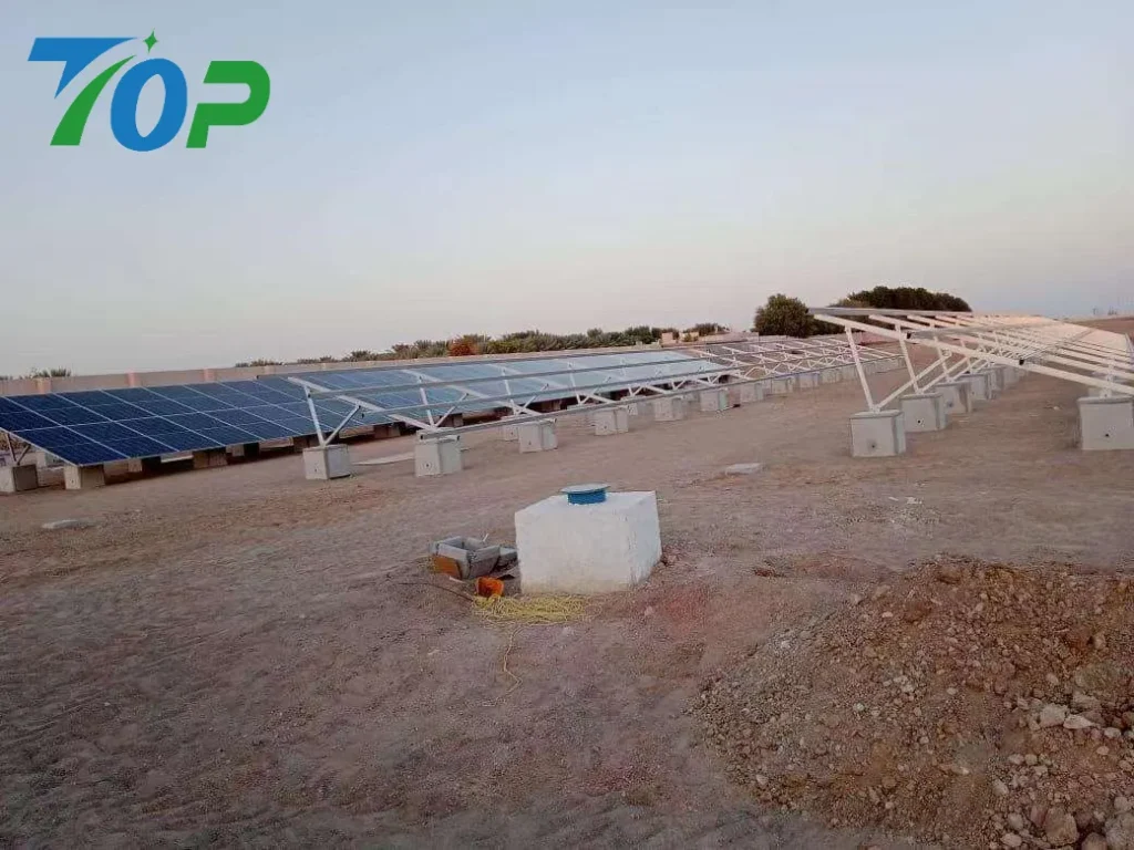 傾斜地に設置された太陽光発電用地上設置架台システム