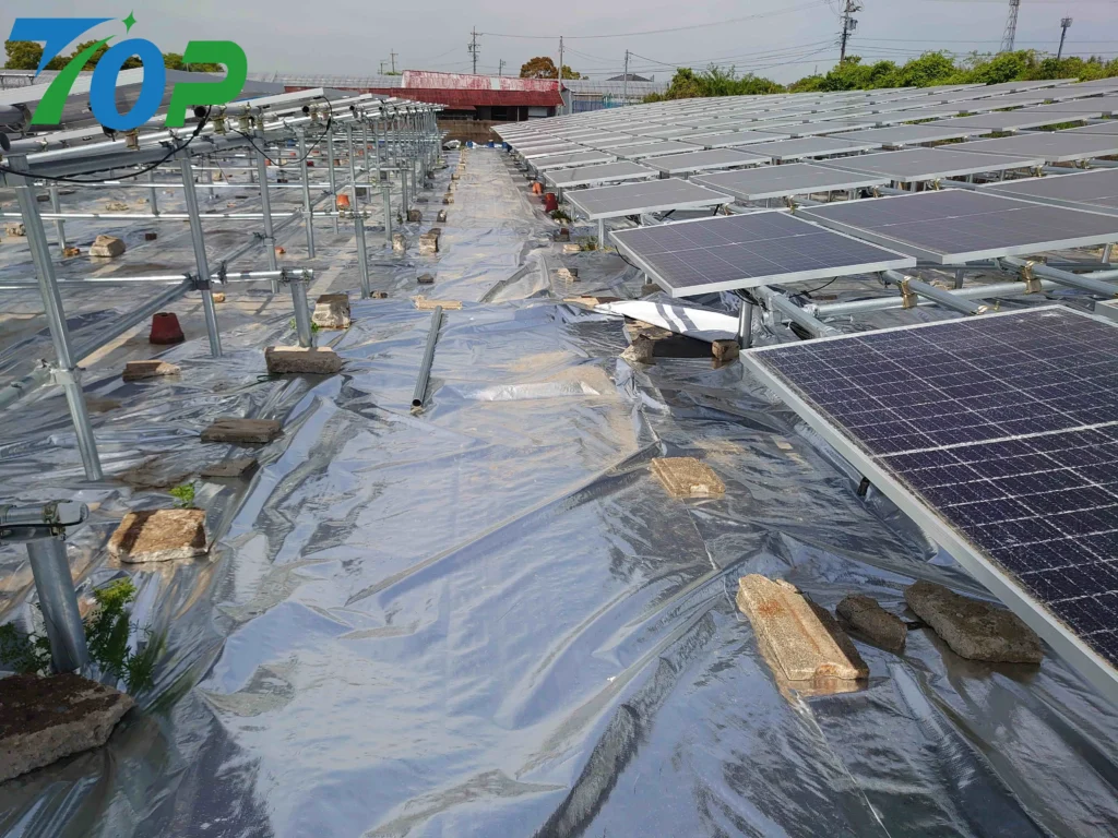 反射率90%以上のシートが太陽光をパネル裏面へ導き、売電収益の向上に貢献。