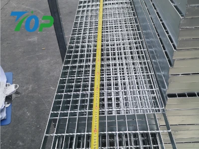 jis準拠スチールグレーチング(キャットウォーク対応) スチールグレーチング 現場搬入・設置イメージ 太陽光発電所・工場向け