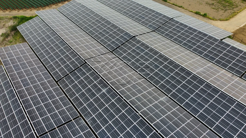 茨城県坂東市の傾斜地太陽光発電所(第十四発電所)全景。地形に合わせて設置された1.3度傾斜架台。