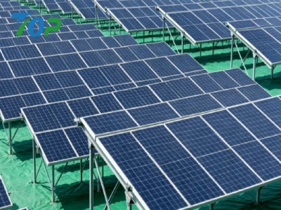 PP防草シートが太陽光を遮断し雑草の光合成を抑制する太陽光発電所の施工現場