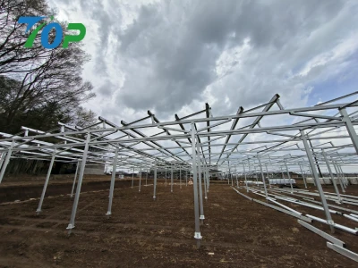 太陽光発電用スクリュー杭の回転圧入施工風景|工期短縮を実現する基礎工法
