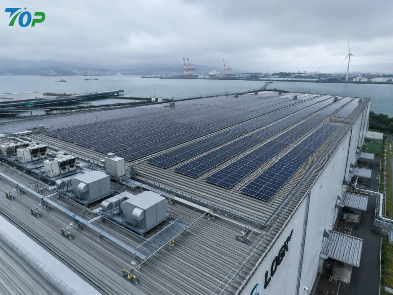日本の物流倉庫における大型ハゼ折版商業用屋根太陽光発電プロジェクトの空撮写真