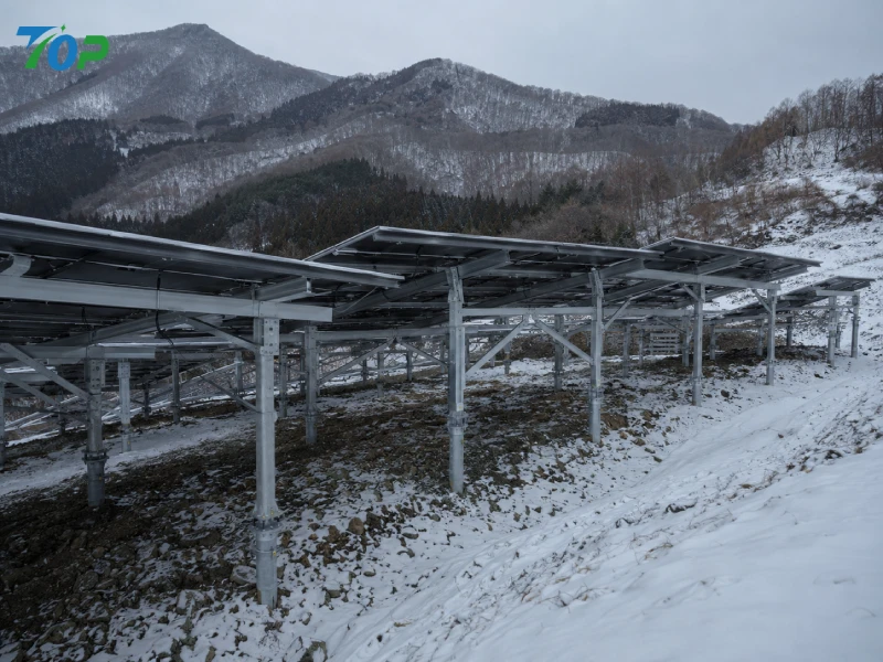 日本の豪雪地域における、調整可能な地上設置型太陽光架台とスクリュー杭を採用した産業用太陽光発電所