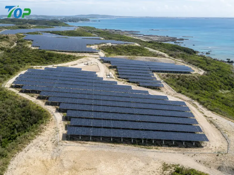 沖縄の台風地域に設置された太陽光発電所で、固定傾斜式架台とスクリュー杭基礎を採用した高耐風圧ソーラー架台システム